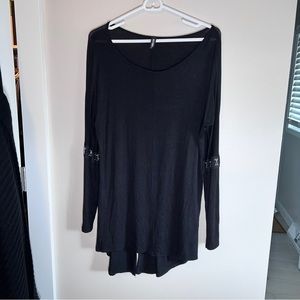 EUC Disturbia Convertible Sleeve Hook and Eye Tunic with back split